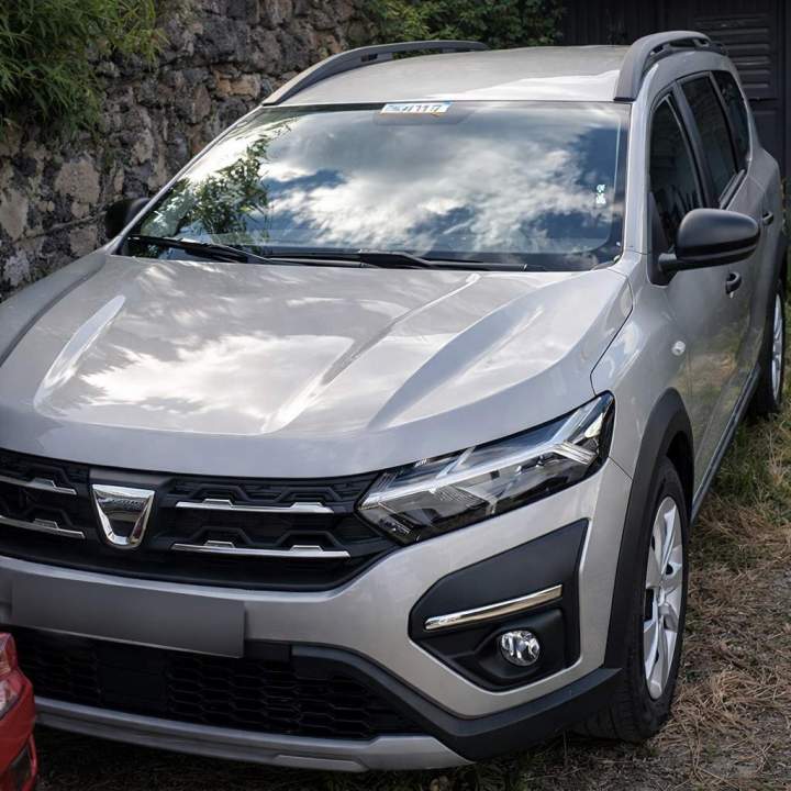 Dacia Sandero Stepway grise à louer Marie-Galante