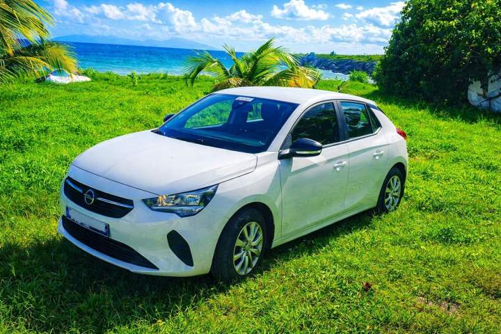 Opel Corsa blanche à louer Marie-Galante